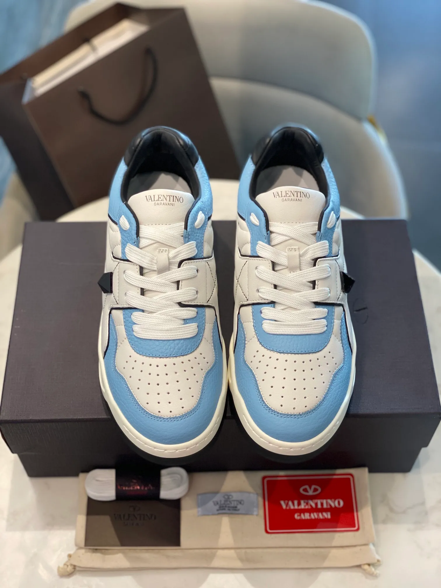 👟👟Ex-factory price 780👟👟 Valentino ONE STUD calfskin lace-up sneakers. Soft suede low-top sneakers, classic and versatile, couple's sneakers, special goods, worth buying! A pair of simple shoes with unique details will save you from the difficulty of dressing. OneStud sneakers, with quilted plaid and oversized rivets, create an eye-catching punk style and get rid of the heavy feeling of this season's clothing. U👟👟Ex-factory price raise calfskin derby shoes, with exquisite leather construction and simple silhouette, smooth lines set the tone of coolness, they are a versatile item in the wardrobe. There are more Valentino boutique shoes waiting for you to unlock! It’s time to get the shoes you’ve been coveting for a long time! Officially on sale 7,+++ - Seven straps, decorated with metallic rubber effect. Decoration on the back and tongue. Size 35-44.